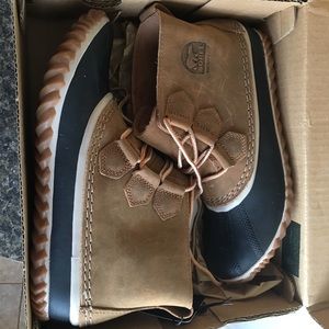 Sorels Womens leather Out and About Boots Size 7.5